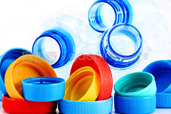 裝有塑料瓶和塑料帽的組合物